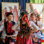 Tańczące dzieci w strojach krakowskich